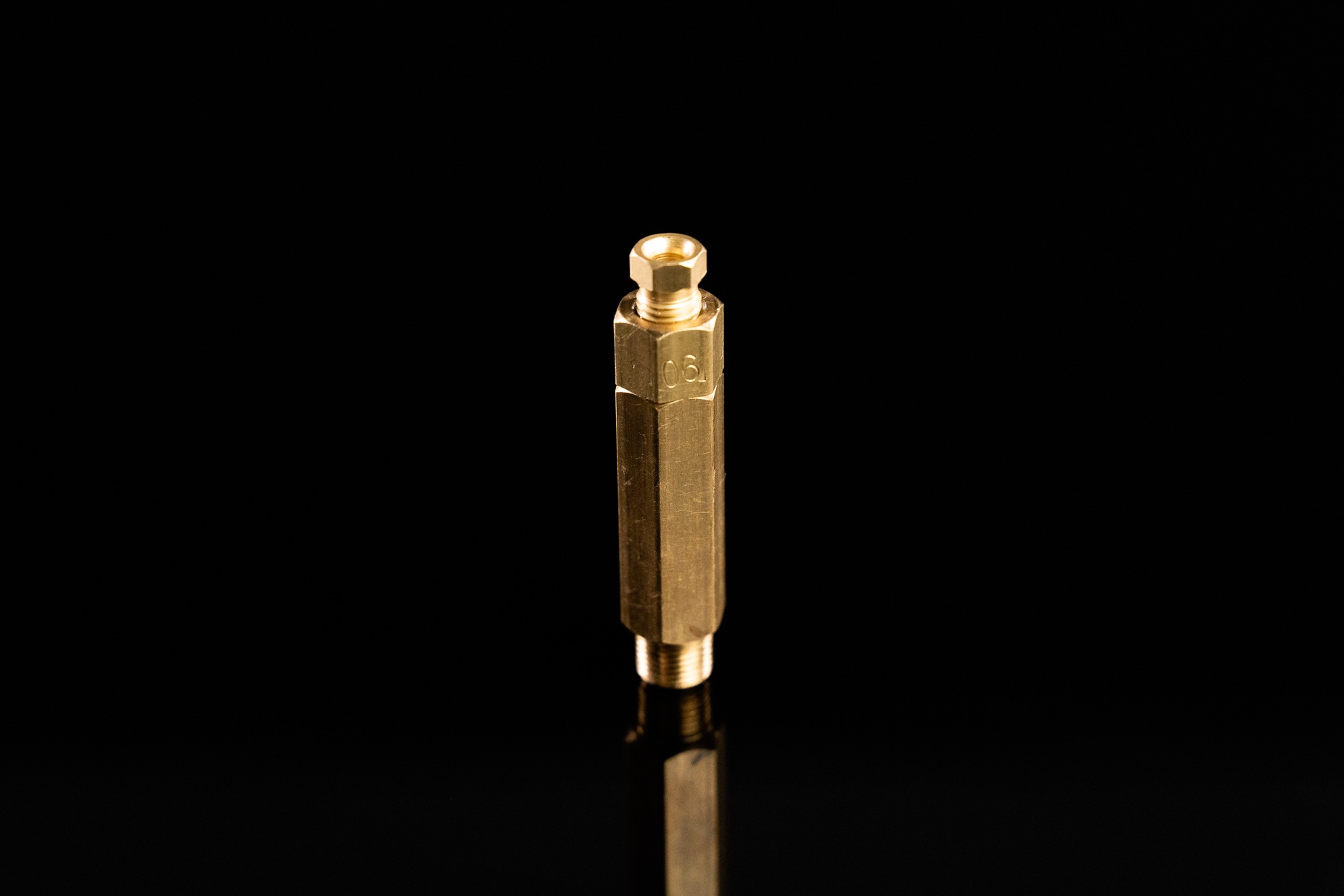 Positive displacement injector side view