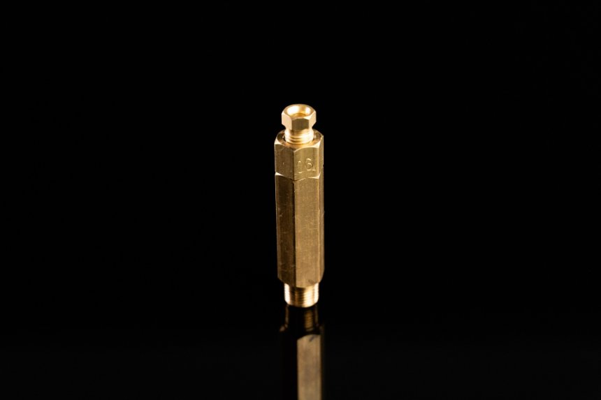 Positive displacement injector side view