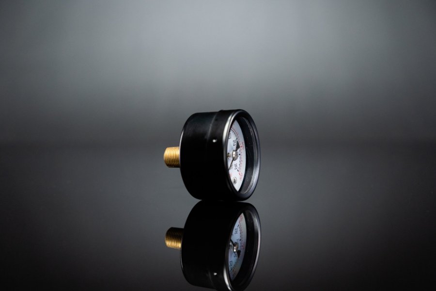 Pressure gauge at an angle 