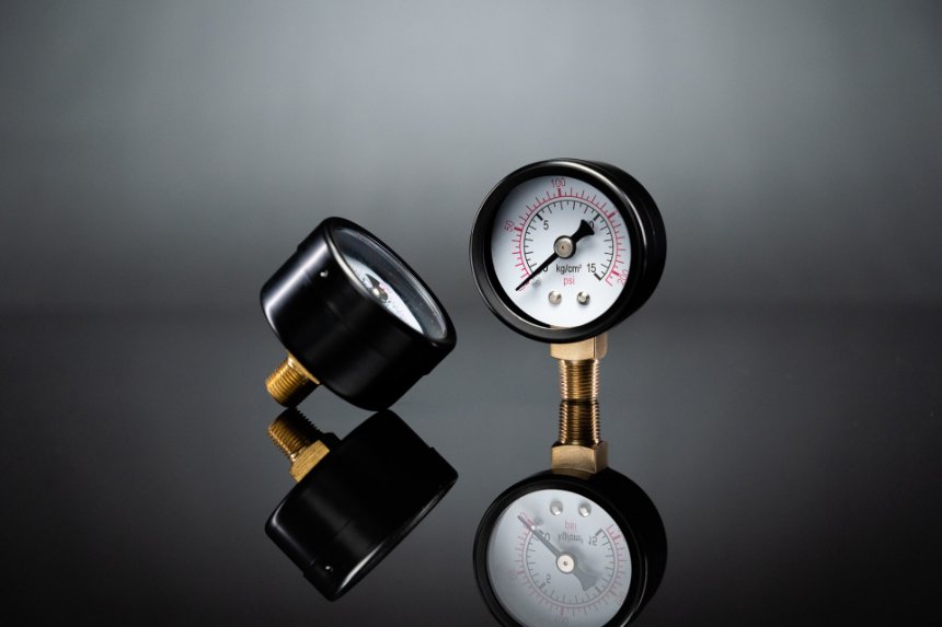 Two pressure gauges 