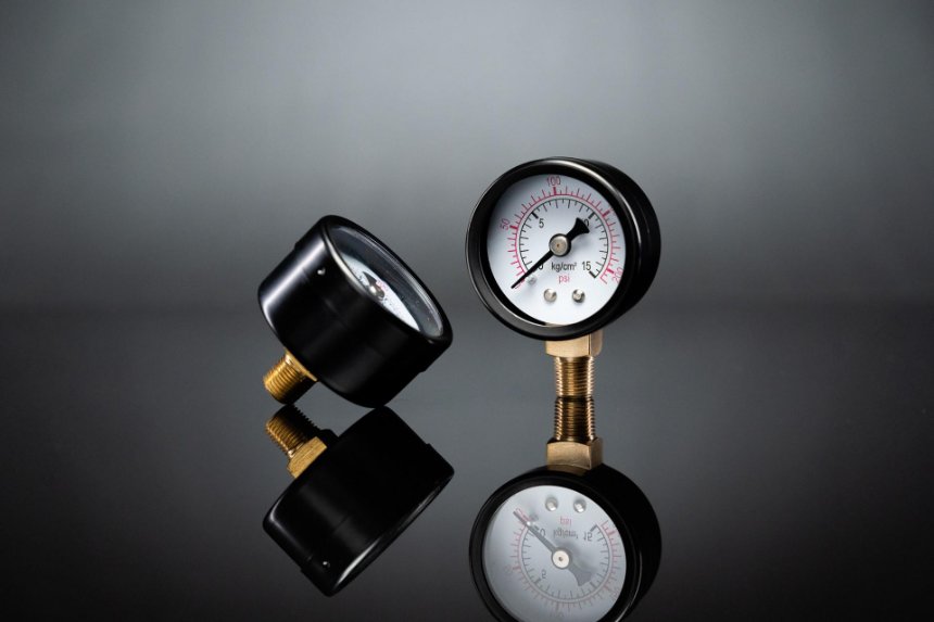 Two pressure gauges 